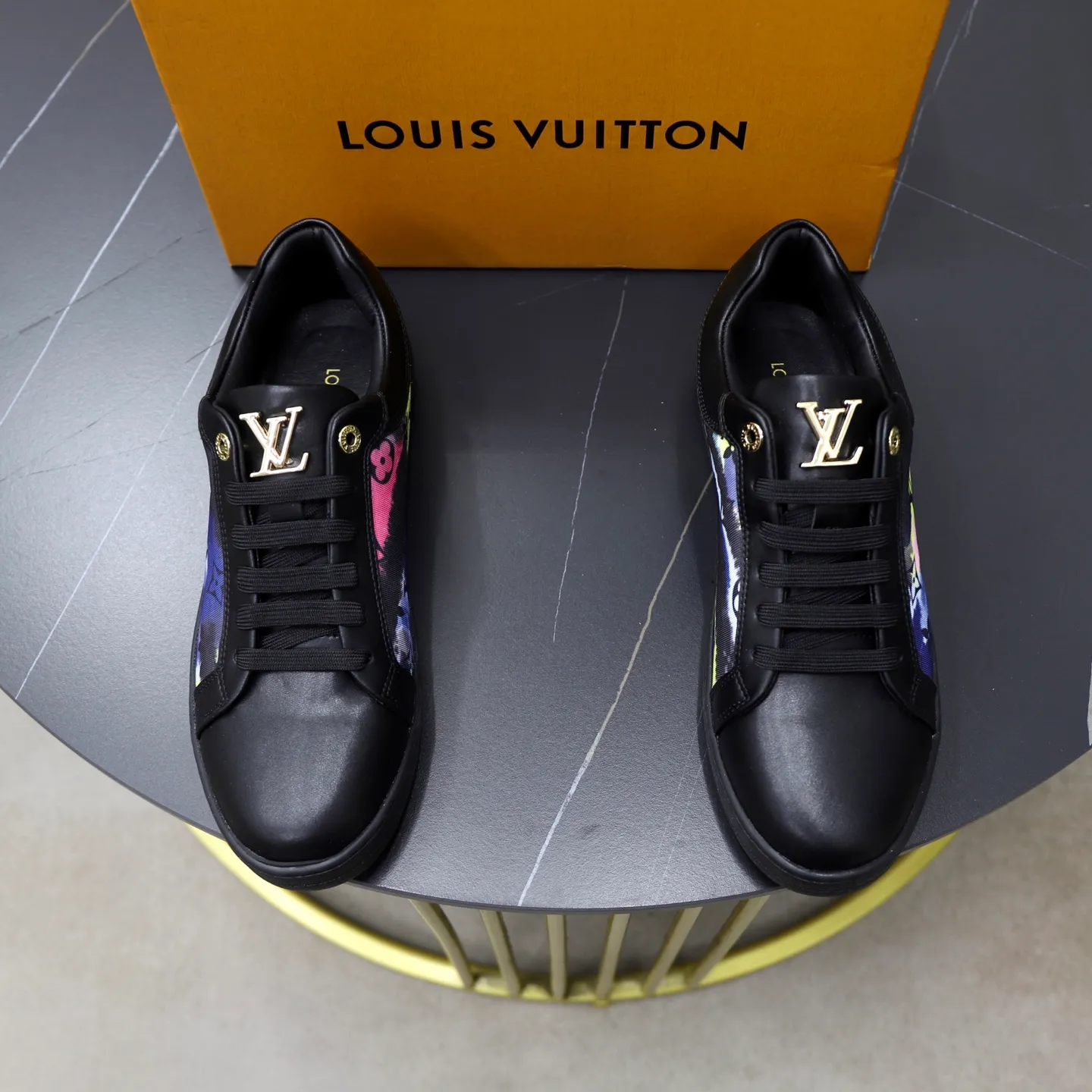 Ex-factory price: 400💰🙅‍♂️🙅‍♂️🙅‍♂️ Brand: LV Louis Vuitton Standard code: 38-44 (45 customized) Grade: Same as the official website Material: Original material splicing Comfortable and breathable lining Lightweight and wear-resistant sports outsole Style category: Men's fashionable casual shoes Running sneakers Distinguished luxury brand elements Top luxury Color: actual picture color